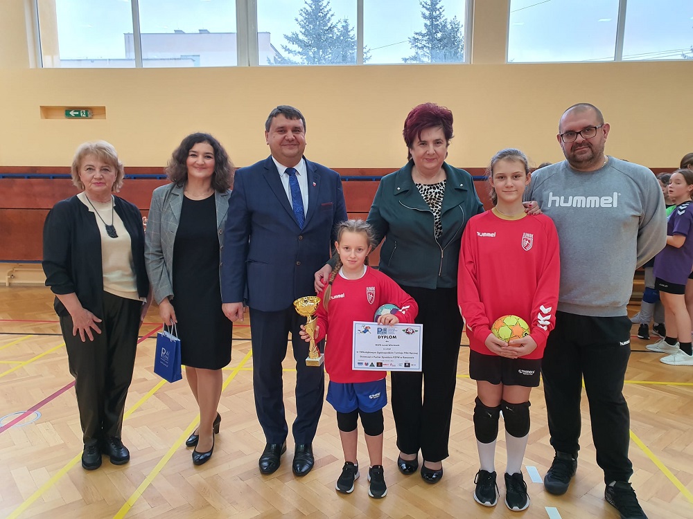 I Mikołajkowy Ogólnopolski Turniej  Piłki Ręcznej Dziewcząt o Puchar Dyrektora PZPW w Rzeszowie na zdjęciu m.in Dyrektor PZPW Krystyna Wróblewska