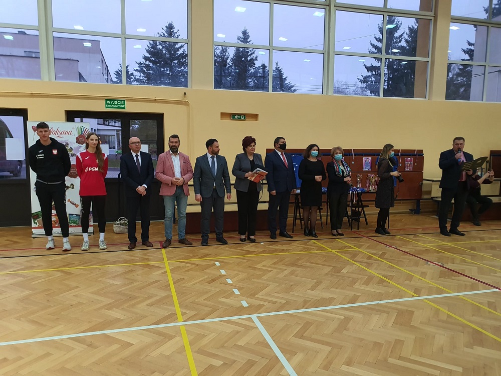 I Mikołajkowy Ogólnopolski Turniej  Piłki Ręcznej Dziewcząt o Puchar Dyrektora PZPW w Rzeszowie na zdjęciu m.in Dyrektor PZPW Krystyna Wróblewska
