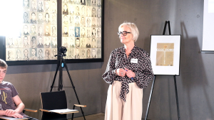 Agata Brodowicz-Inglot podczas lekcji historii w Muzeum Polaków Ratujących Żydów w Markowej